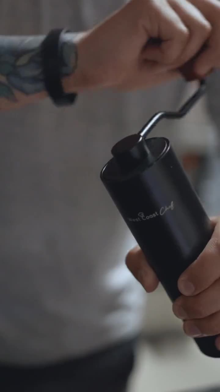 Café filtrado cayendo en una taza de vidrio