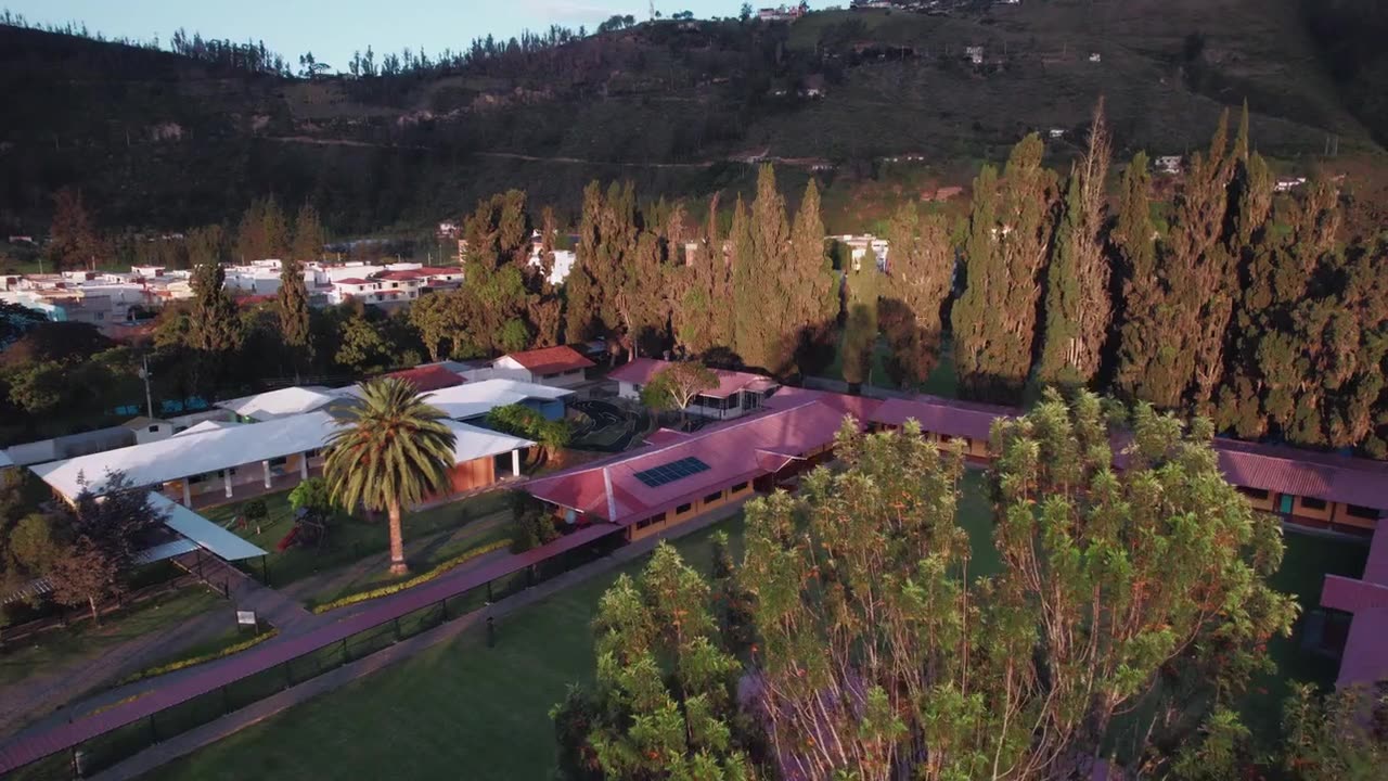 Vista aérea del campus con el lago y el volcán al fondo