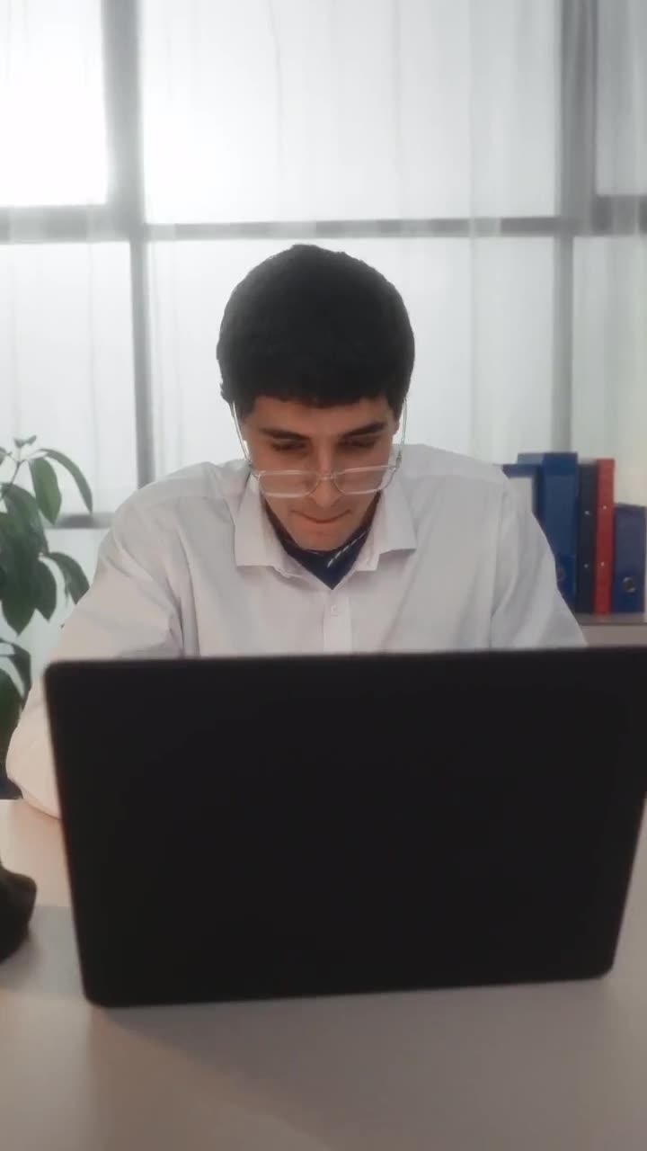 Tres amigos iluminados por la pantalla del celular mientras ven el partido
