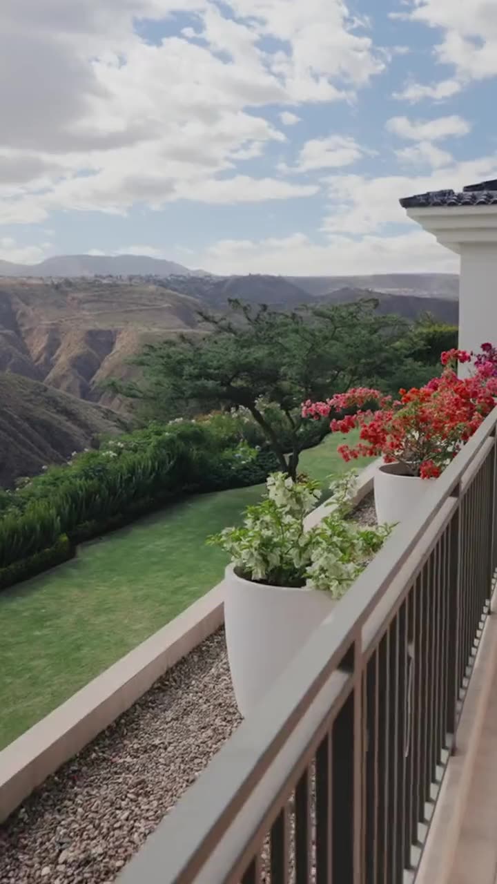 Balcón con flores y vista al valle de Puembo