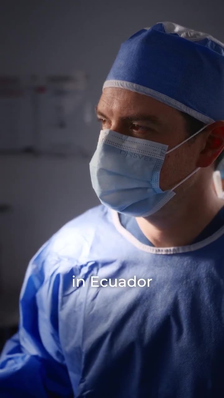 Cirujano bajo las lámparas del quirófano