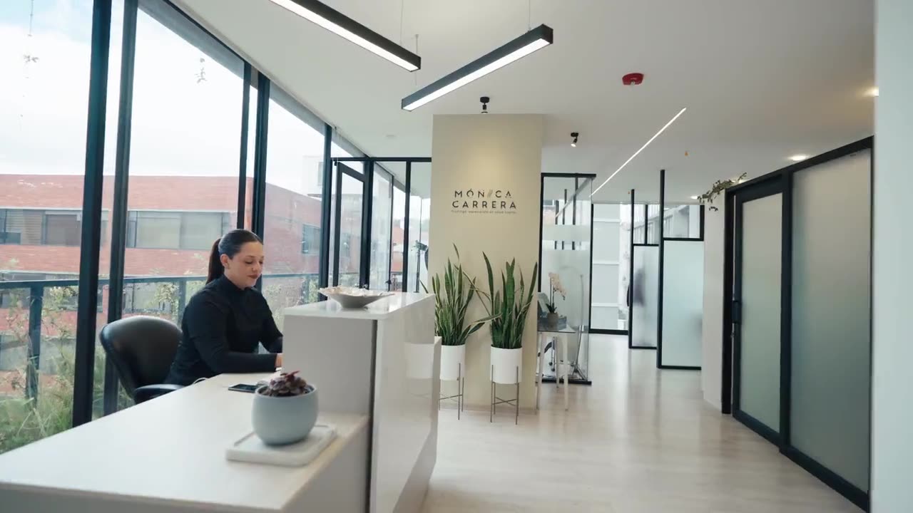 Recepción luminosa de una clínica de estética