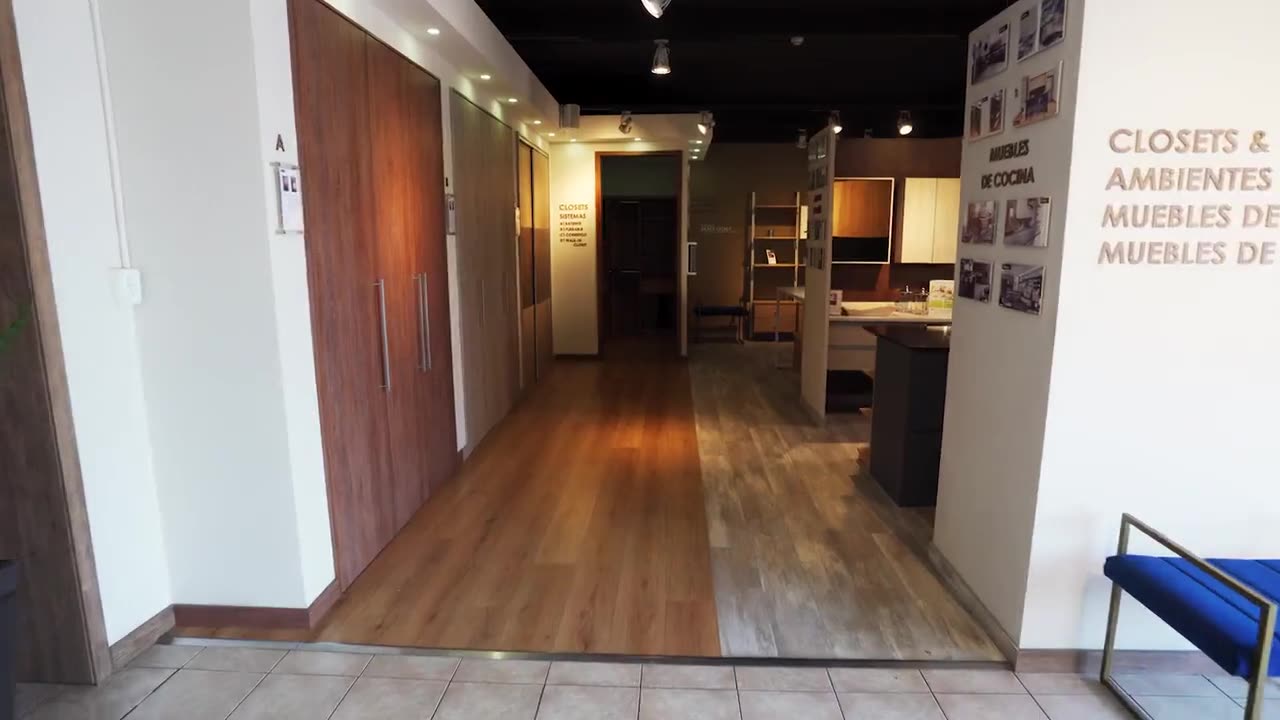 Pasillo de departamento con muebles de madera a medida