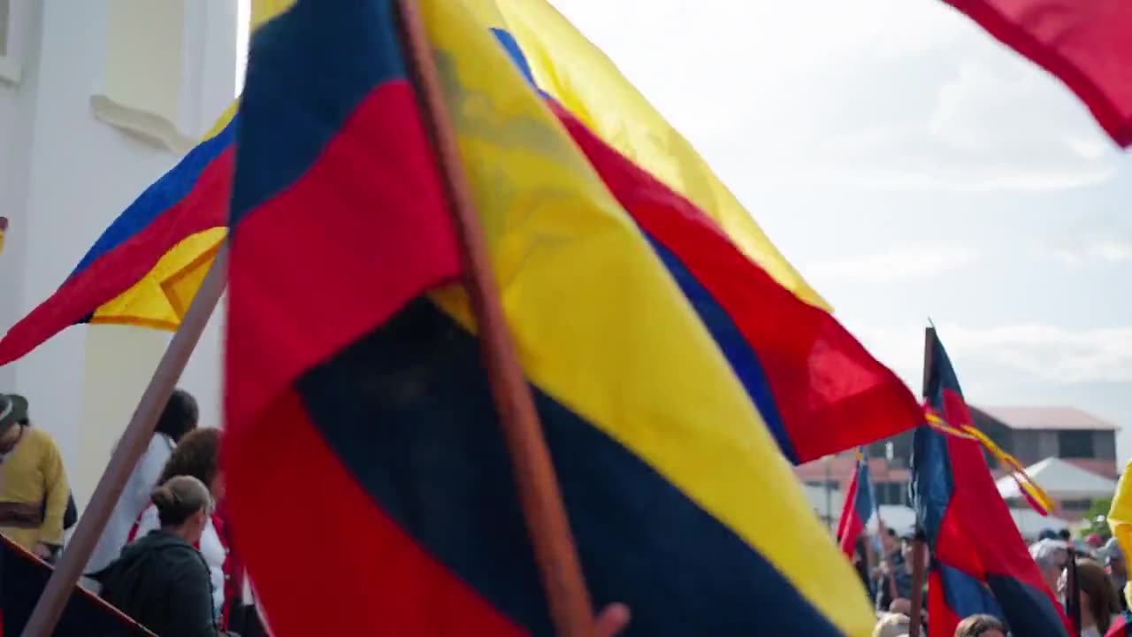 Banderas de Ecuador ondeando durante la peregrinación