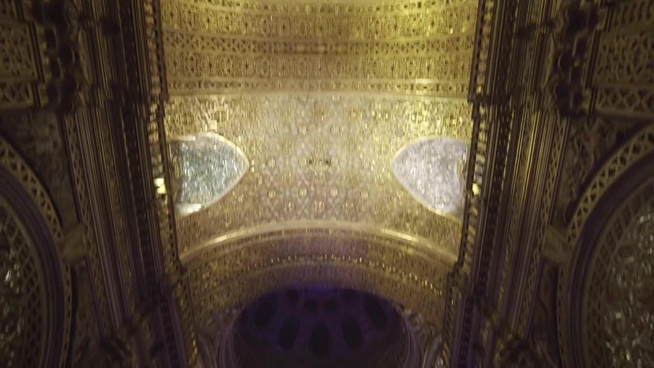 Cúpula dorada de una sala de conciertos