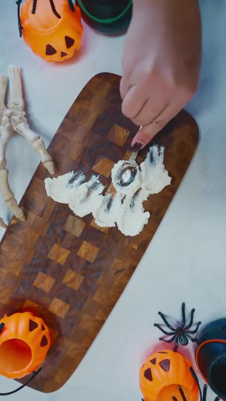 Tabla de madera con quesos y decoración de Halloween, vista cenital