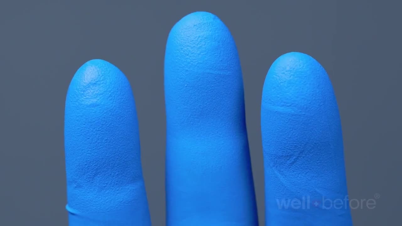 Mano con guante cubierta de líquido amarillo